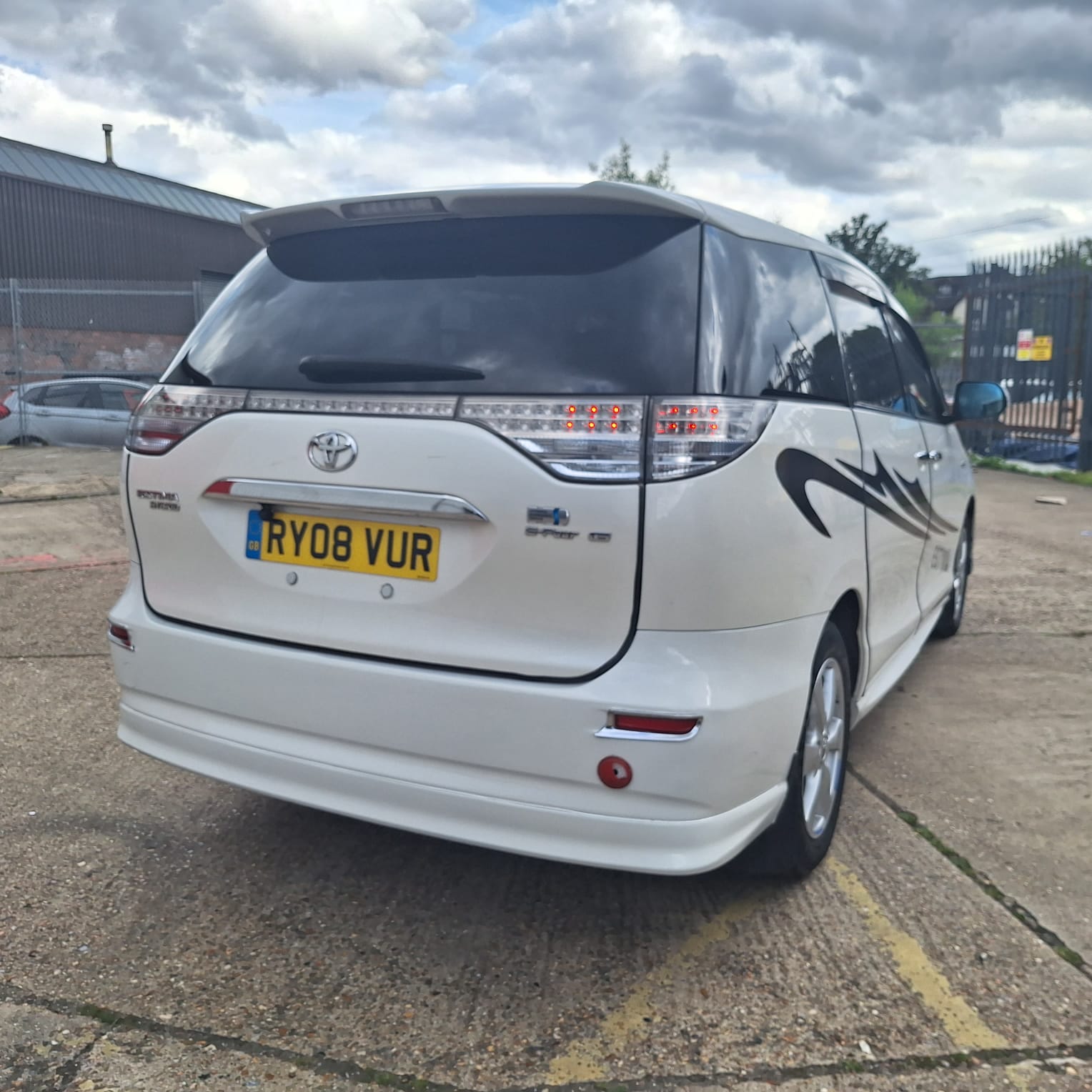 
								Toyota Estima G package full									