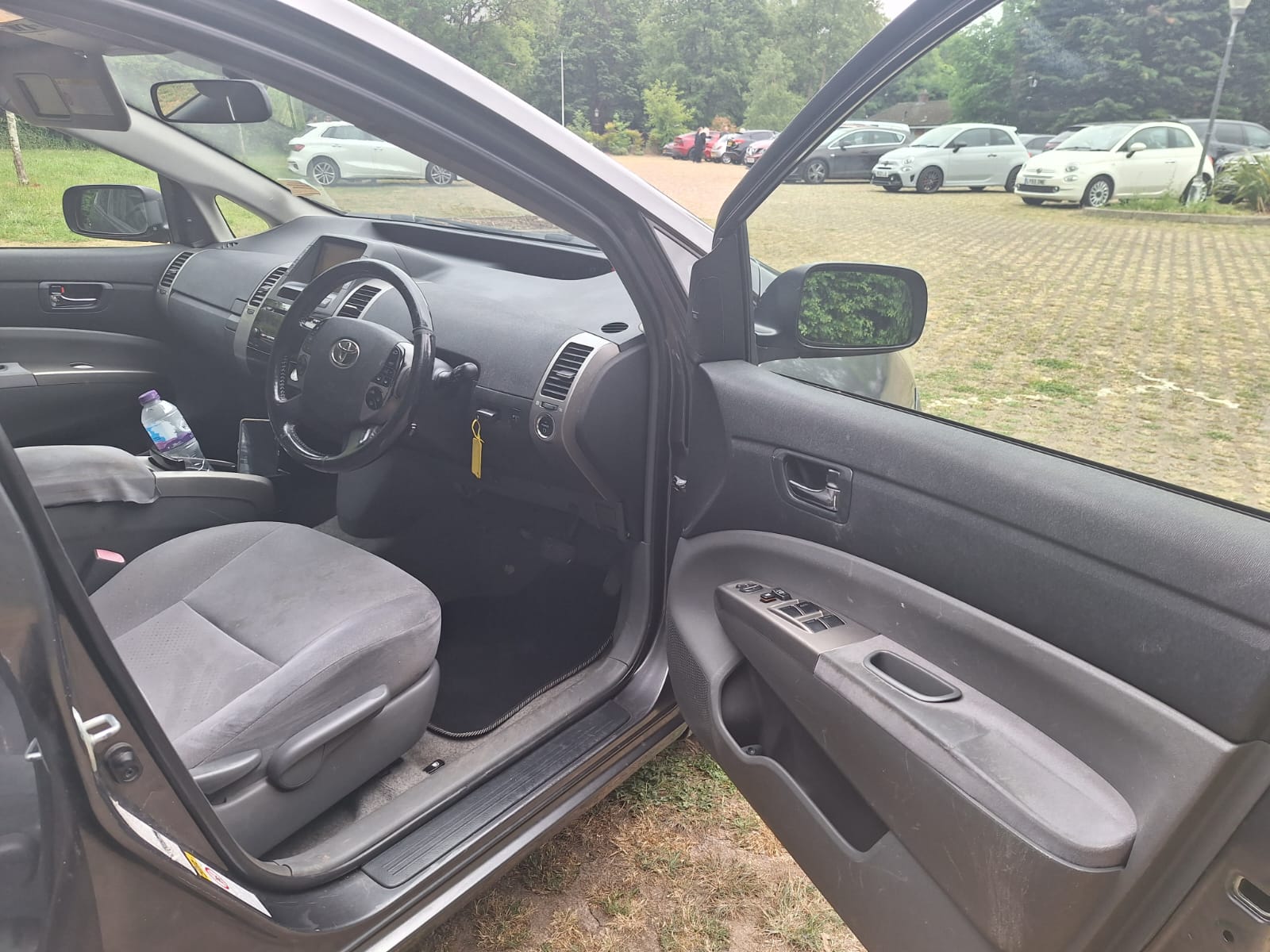 
								Toyota Prius T-Spirit full									