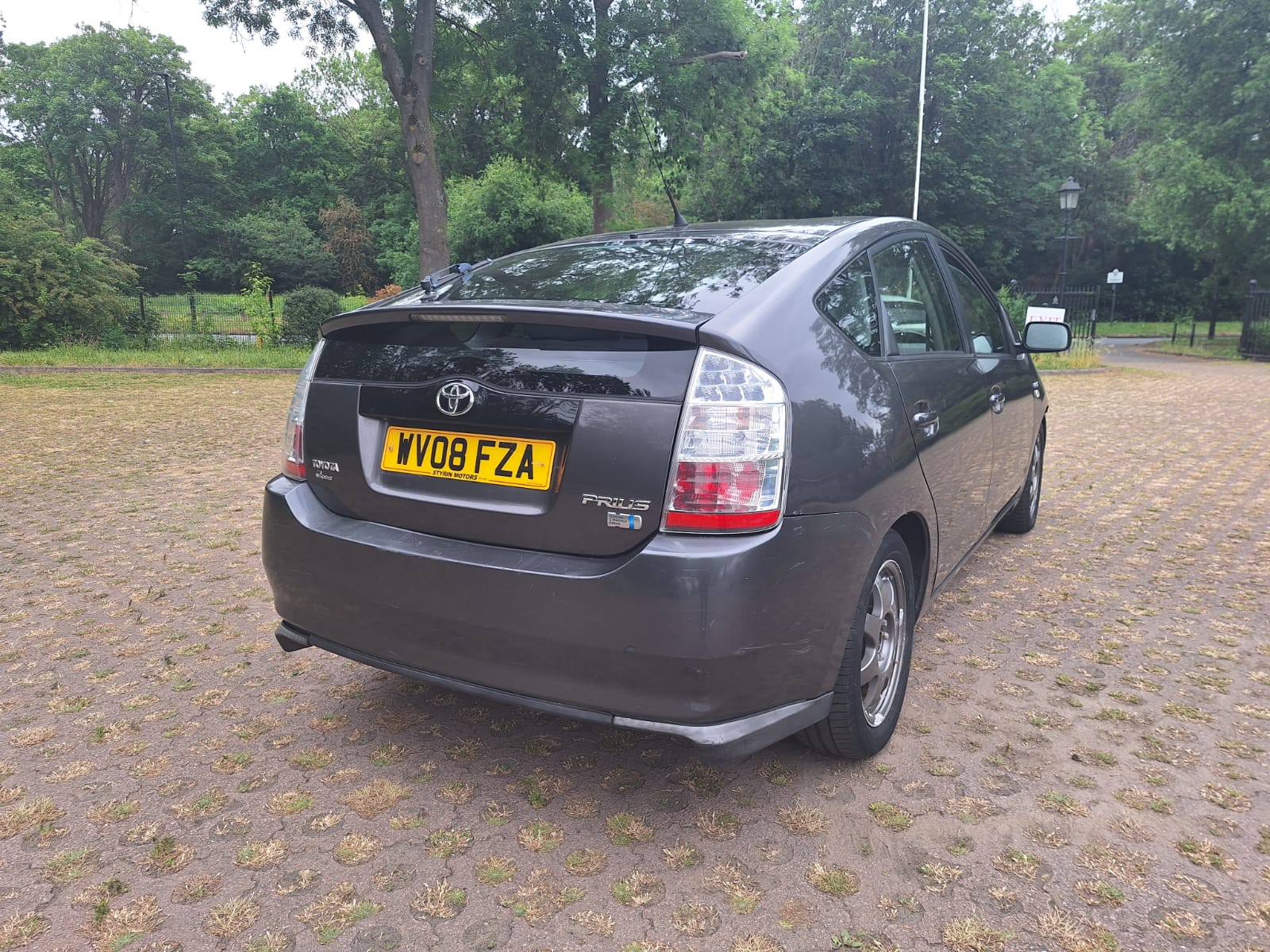 
								Toyota Prius T-Spirit full									