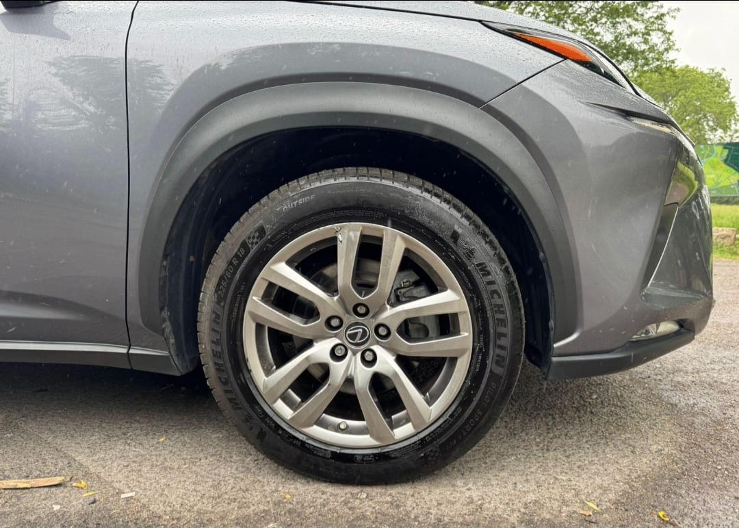
								Lexus NX300h Luxury full									