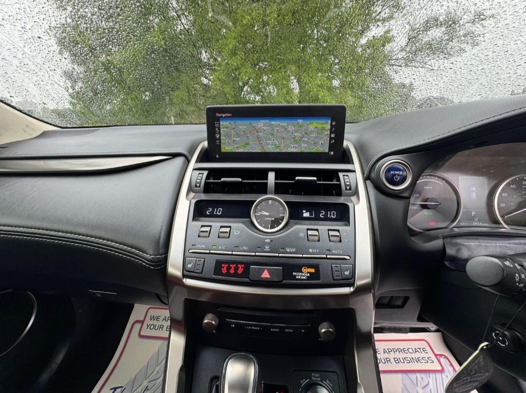 
								Lexus NX300h Luxury full									