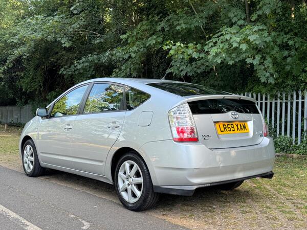 
								Toyota Prius T Spirit CVT full									