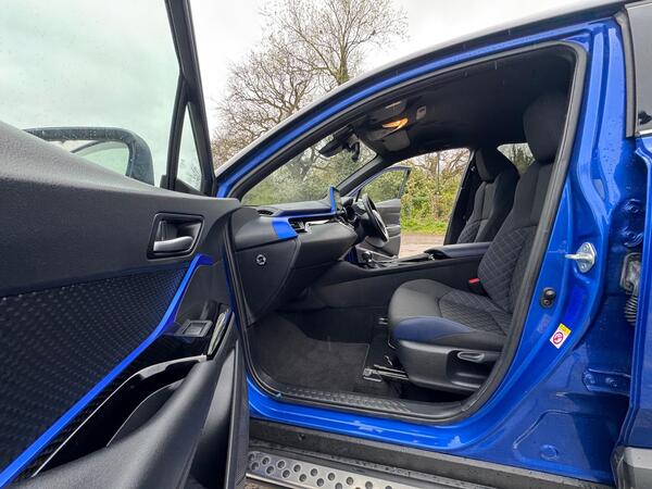 
								Toyota C-HR Dynamic full									