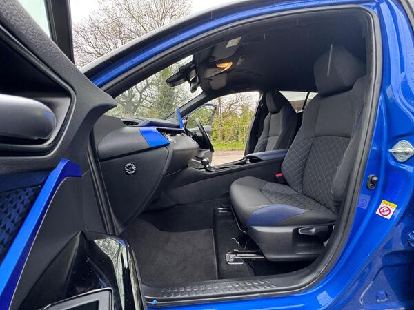 
								Toyota C-HR Dynamic full									