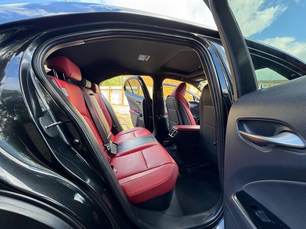 
								Lexus UX F Sport full									