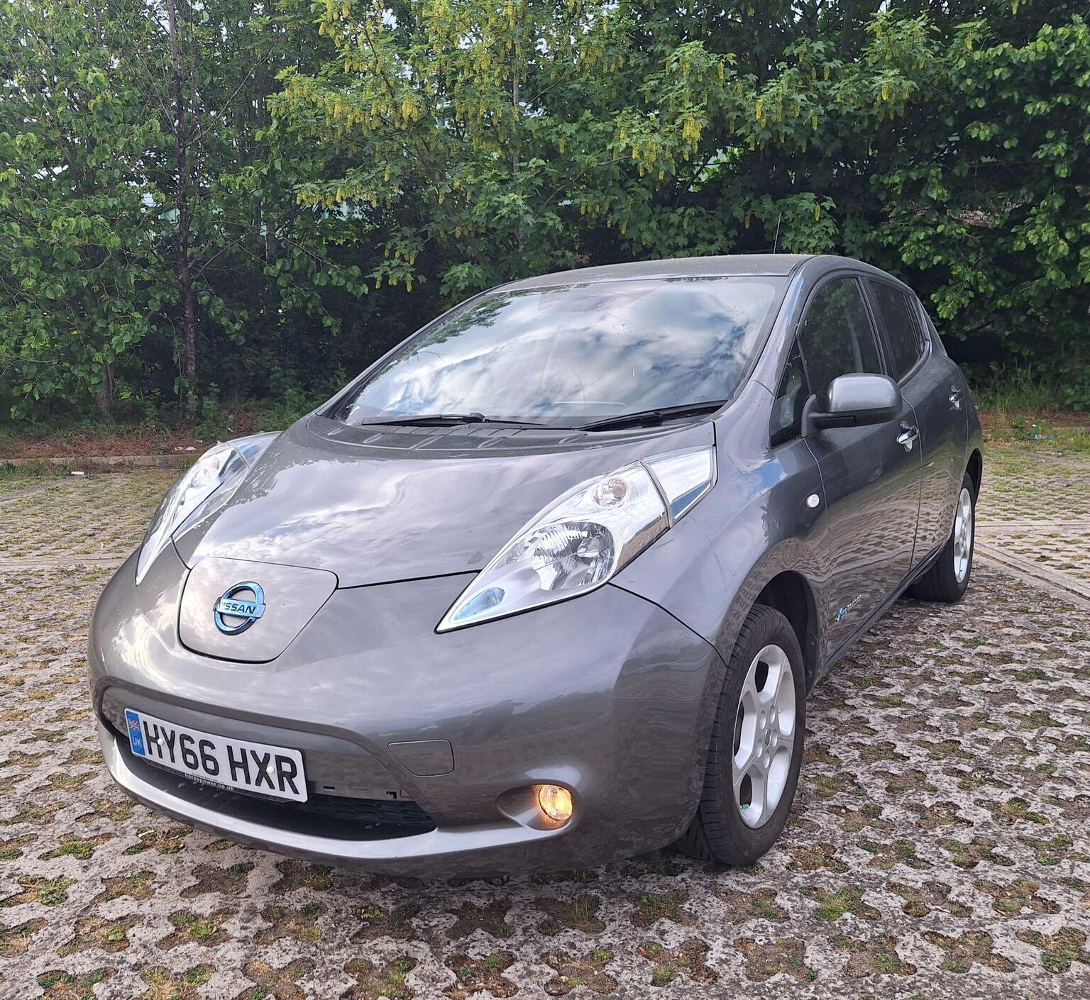 
								Nissan Leaf Hatchback full									