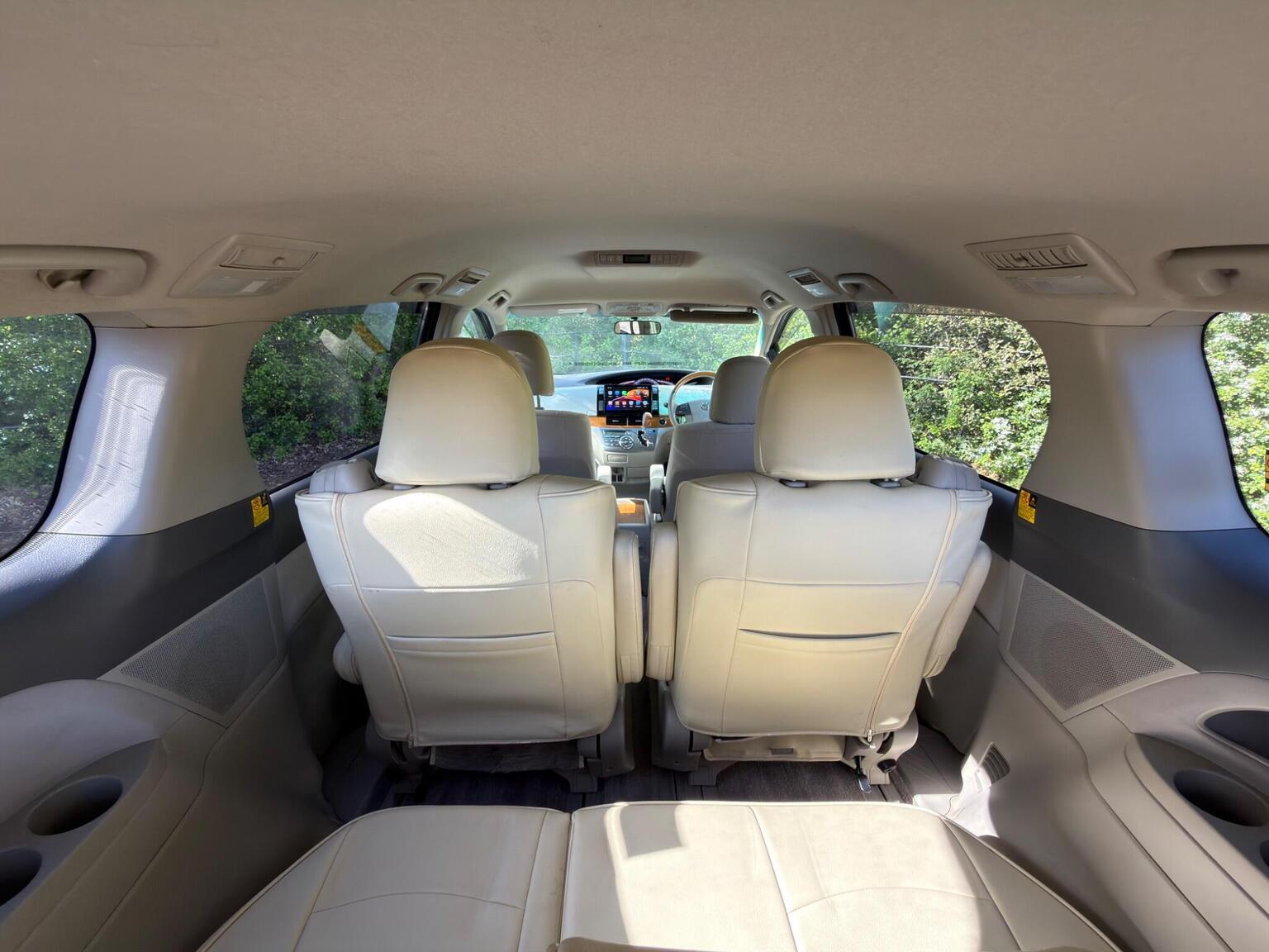 
								Toyota Estima MPV VVT-h full									