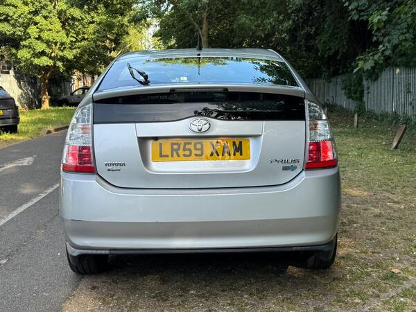 
								Toyota Prius T Spirit CVT full									