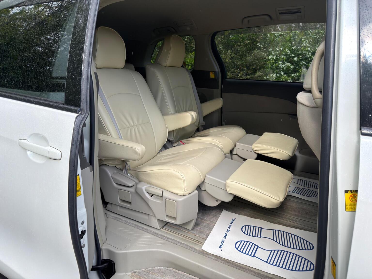 
								Toyota Estima MPV VVT-h full									