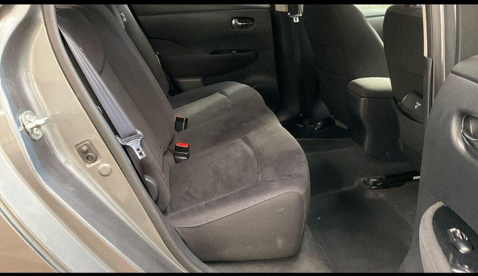 
								Nissan Leaf Hatchback full									