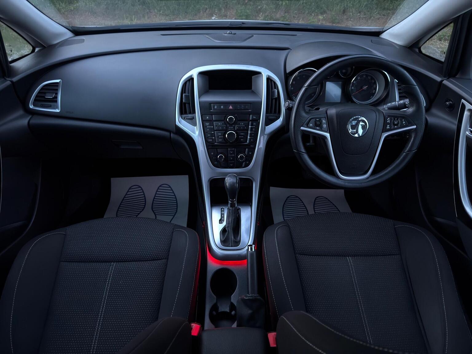
								Vauxhall Astra Hatchback full									