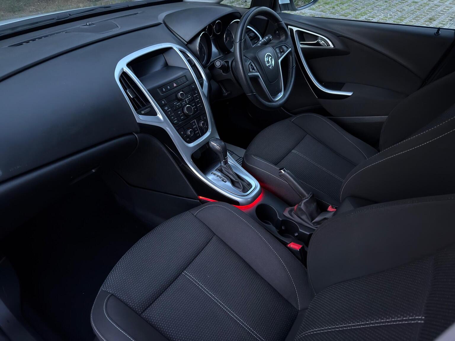 
								Vauxhall Astra Hatchback full									