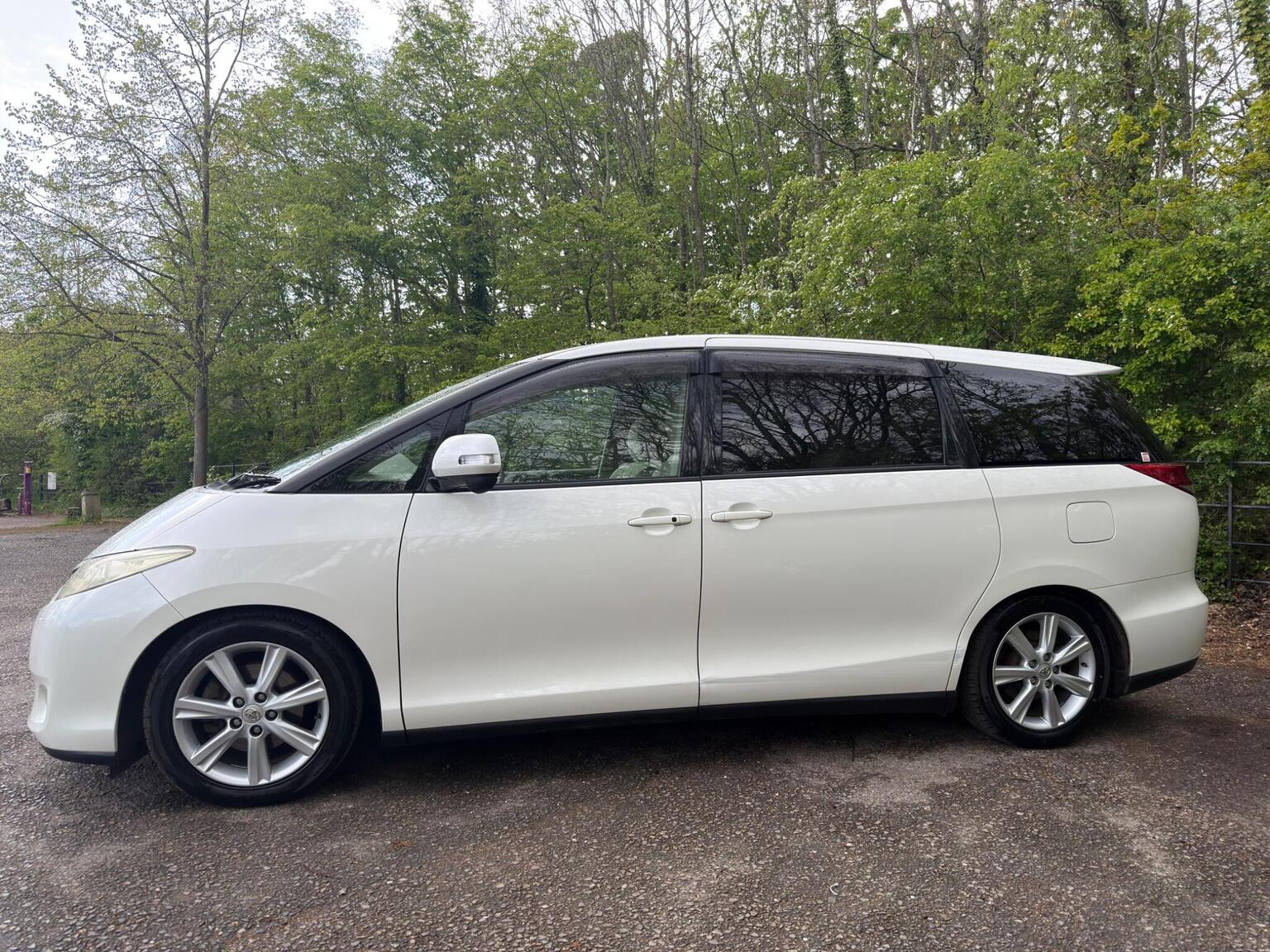 
								Toyota Estima MPV VVT-h full									