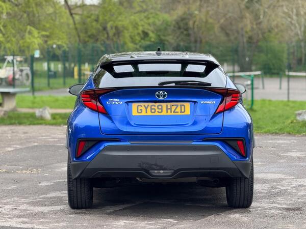
								Toyota C-HR Dynamic full									