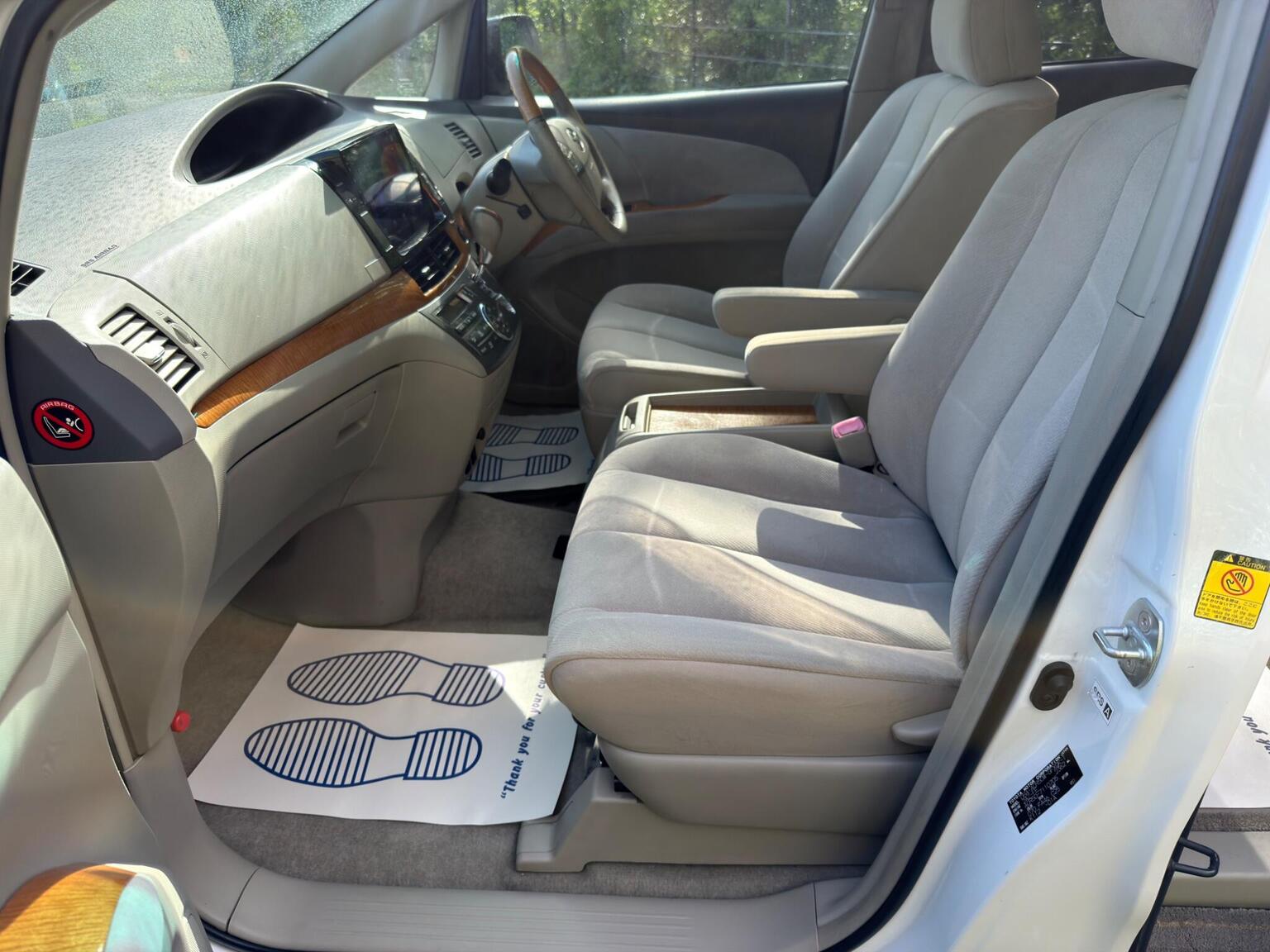 
								Toyota Estima MPV VVT-h full									