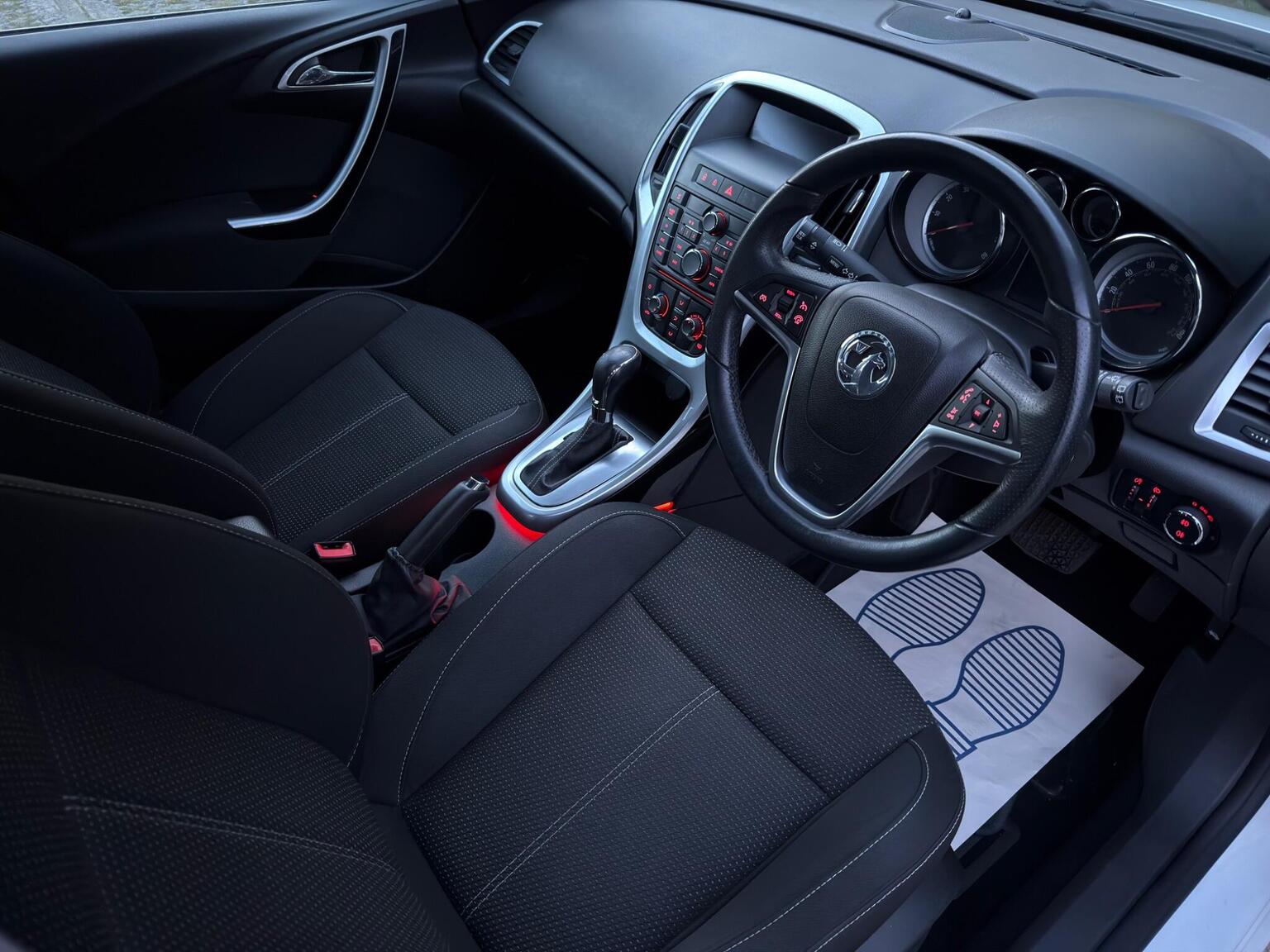 
								Vauxhall Astra Hatchback full									