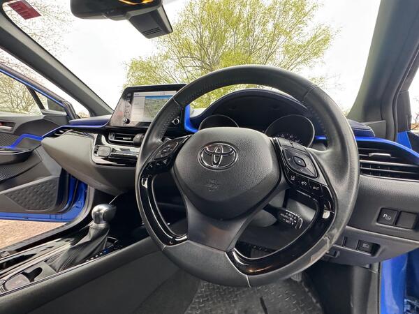
								Toyota C-HR Dynamic full									