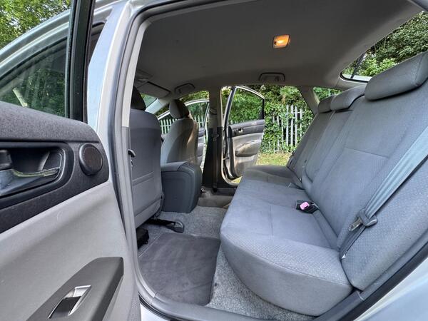 
								Toyota Prius T Spirit CVT full									