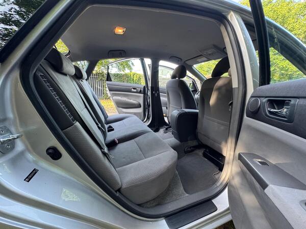 
								Toyota Prius T Spirit CVT full									