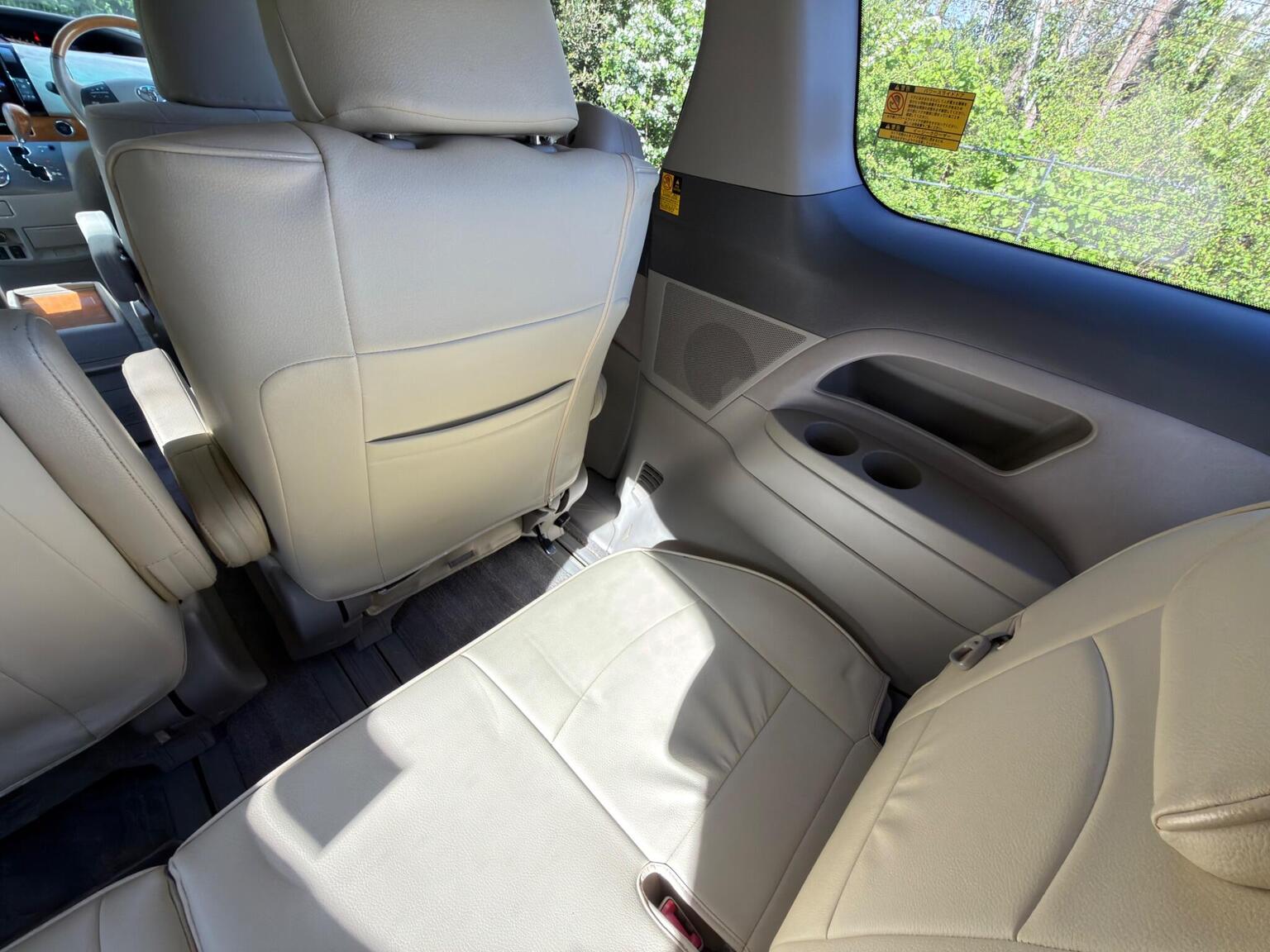 
								Toyota Estima MPV VVT-h full									