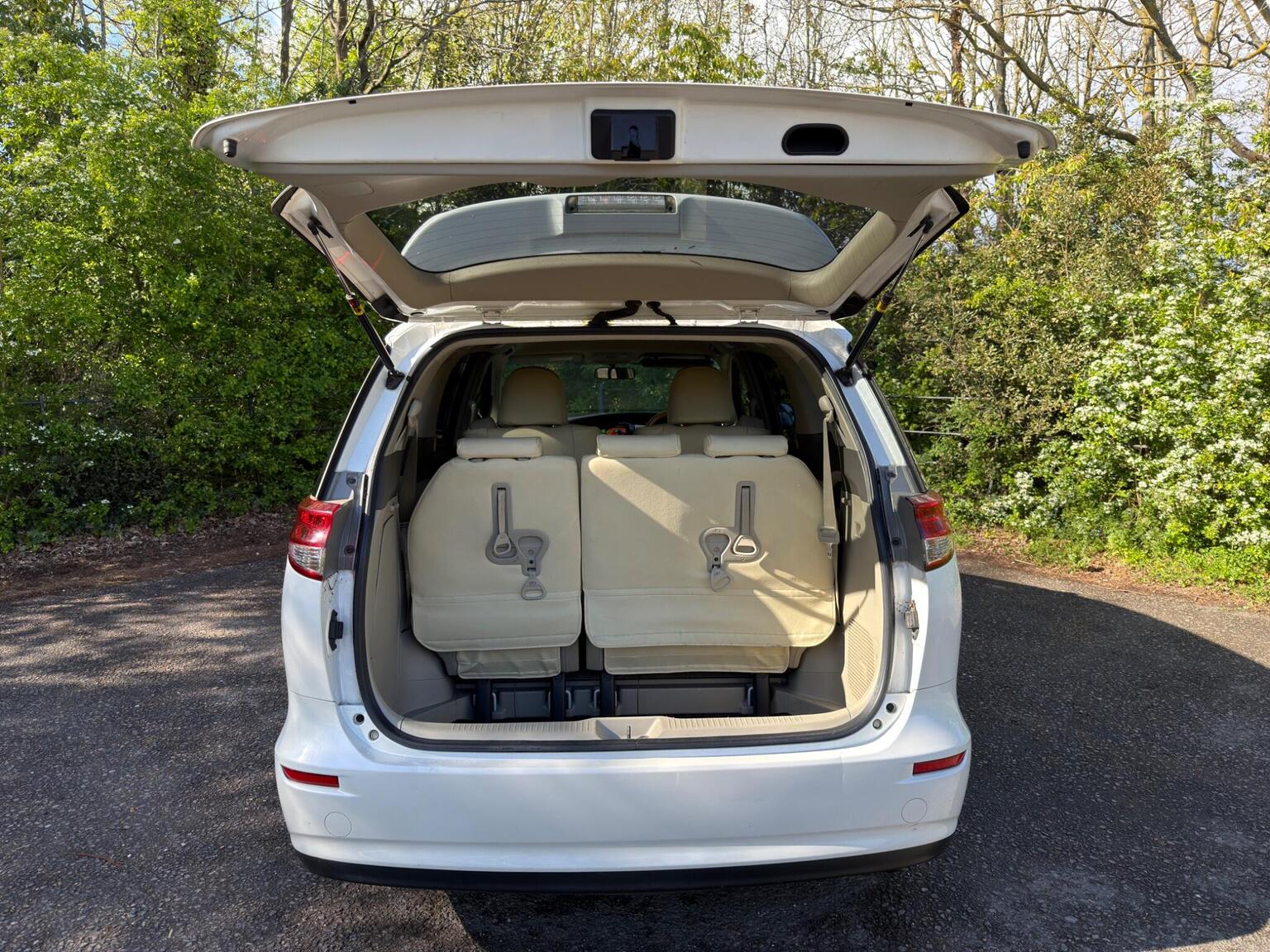 
								Toyota Estima MPV VVT-h full									