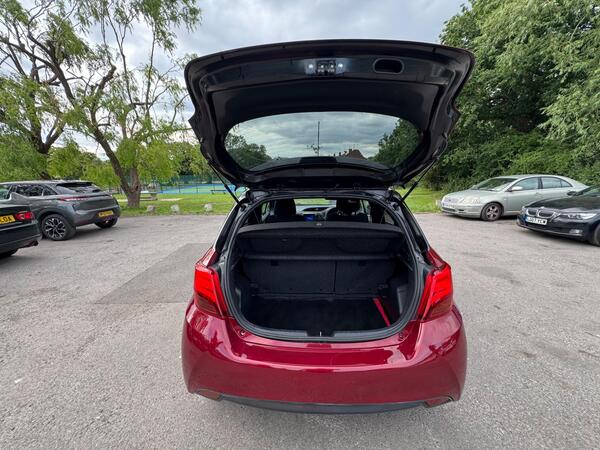 
								Toyota Yaris full									