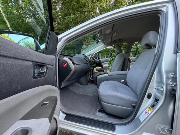 
								Toyota Prius T Spirit CVT full									