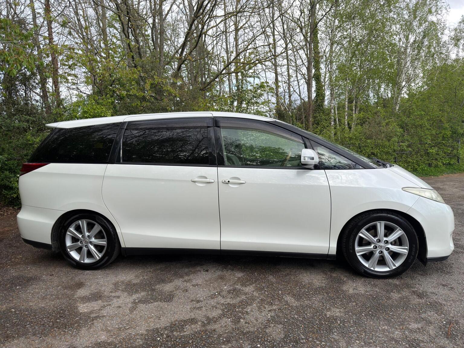 
								Toyota Estima MPV VVT-h full									