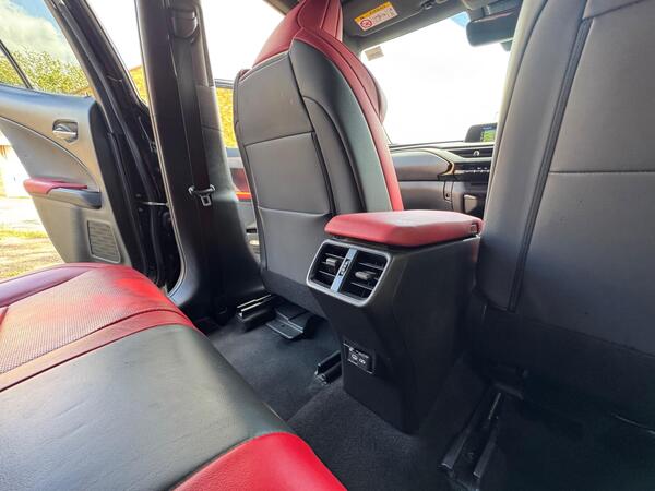 
								Lexus UX F Sport full									