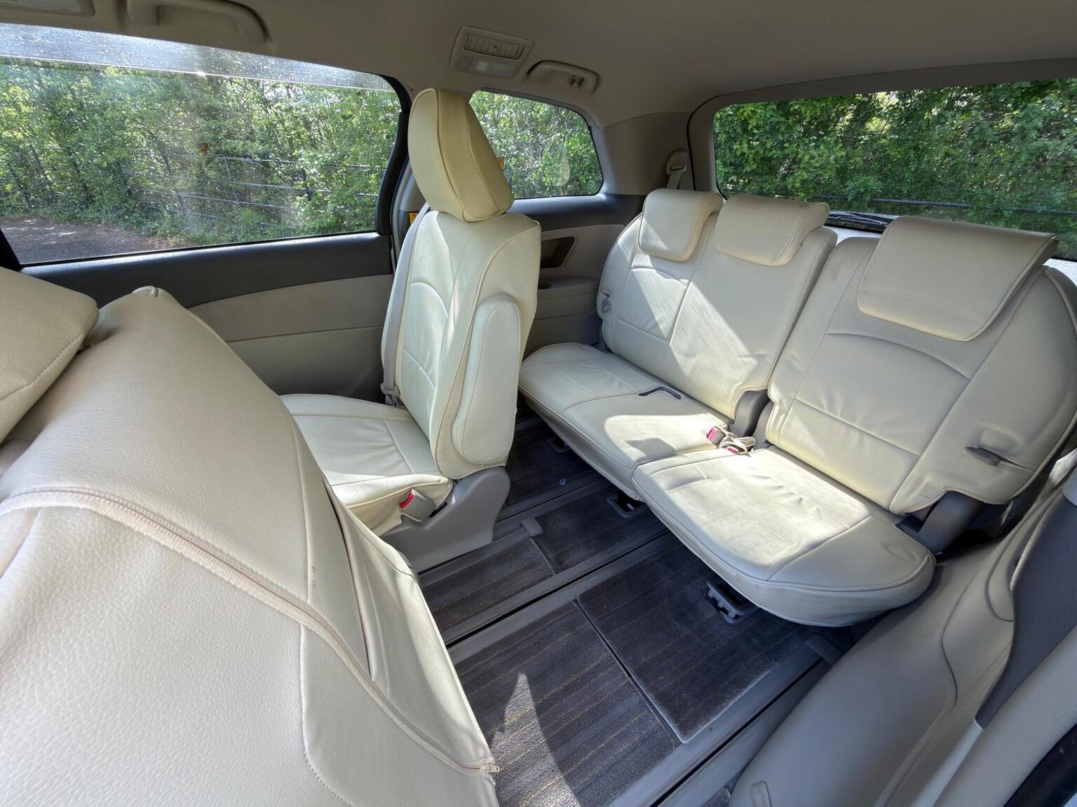 
								Toyota Estima MPV VVT-h full									