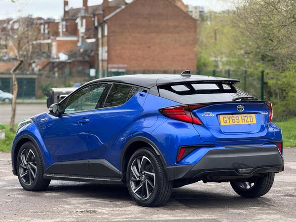 
								Toyota C-HR Dynamic full									
