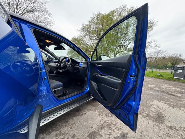 
								Toyota C-HR Dynamic full									