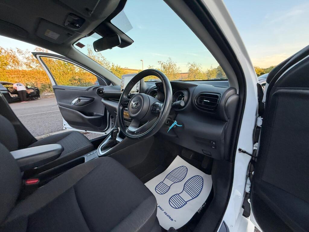 
								Toyota Yaris 1.5 VVT-h Design E-CVT Euro 6 full									