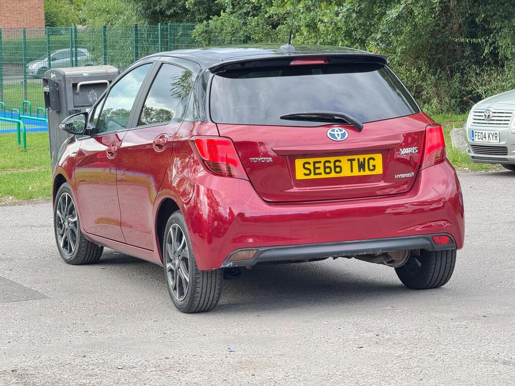 
								Toyota Yaris 1.5 VVT-h Design E-CVT Euro 6 full									