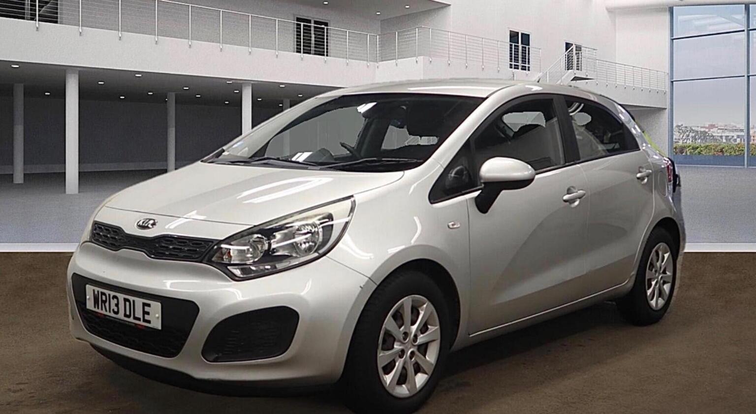 
								KIA RIO Hatchback full									