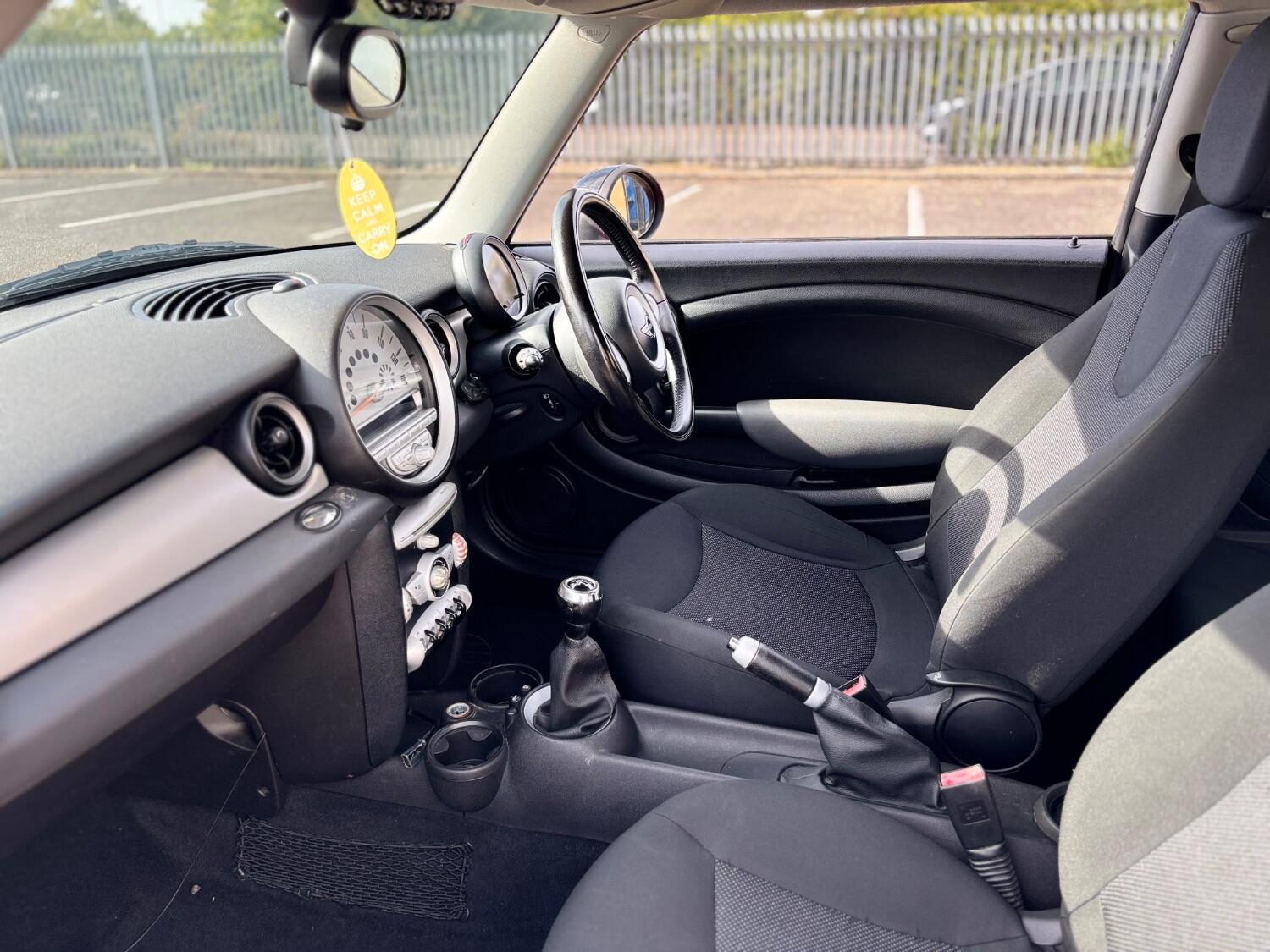 
								MINI Cooper D Hatch full									