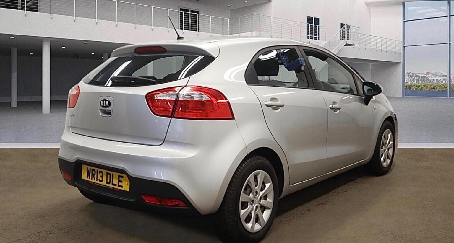 
								KIA RIO Hatchback full									