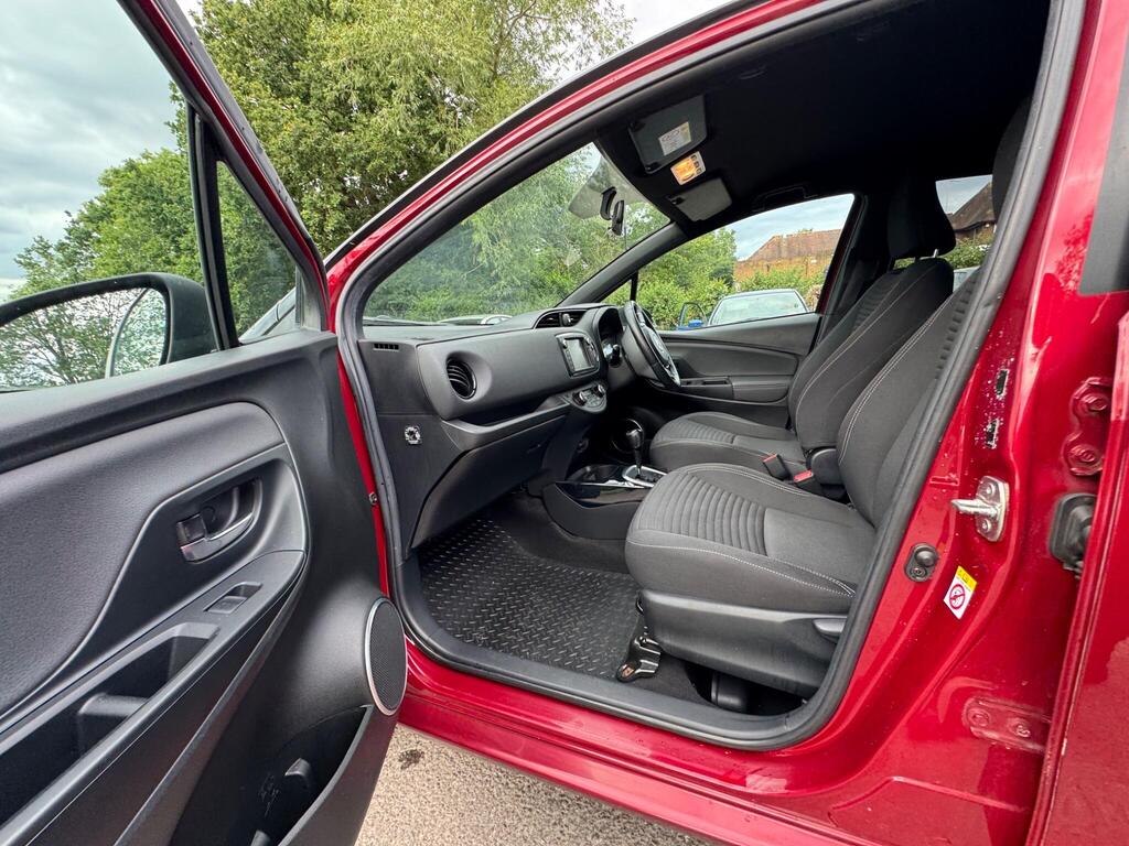 
								Toyota Yaris 1.5 VVT-h Design E-CVT Euro 6 full									