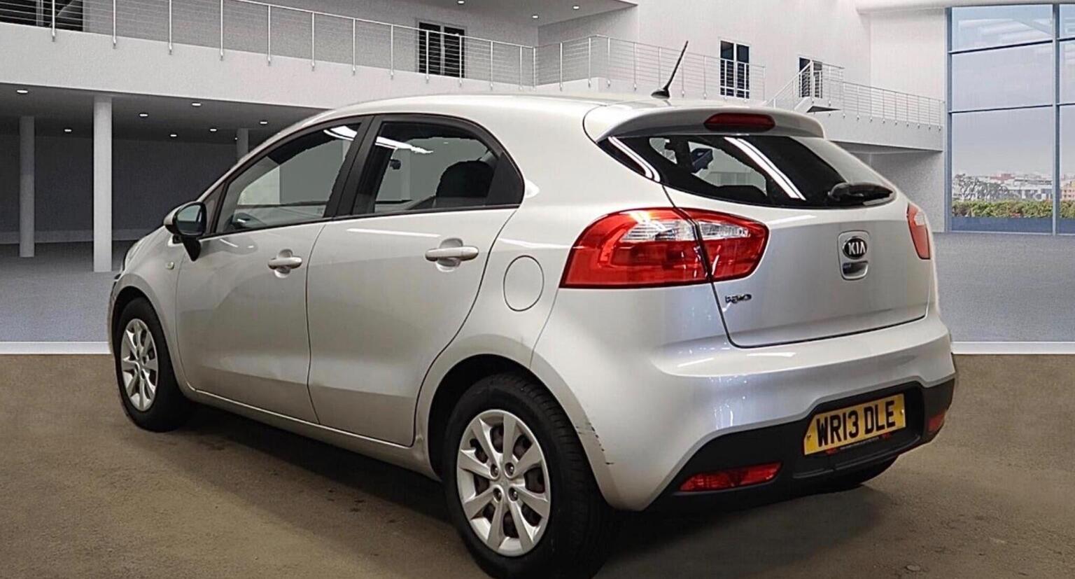 
								KIA RIO Hatchback full									