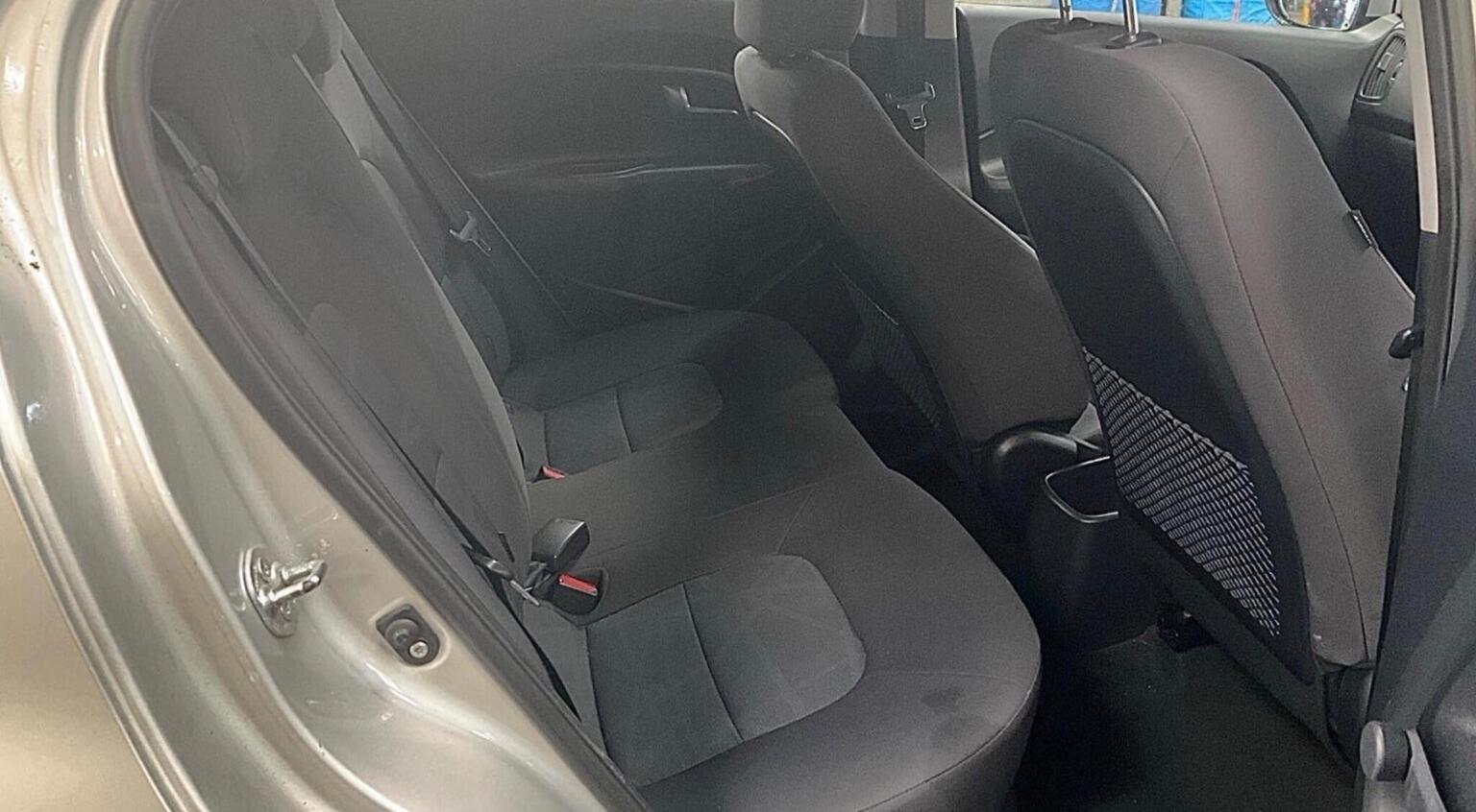 
								KIA RIO Hatchback full									