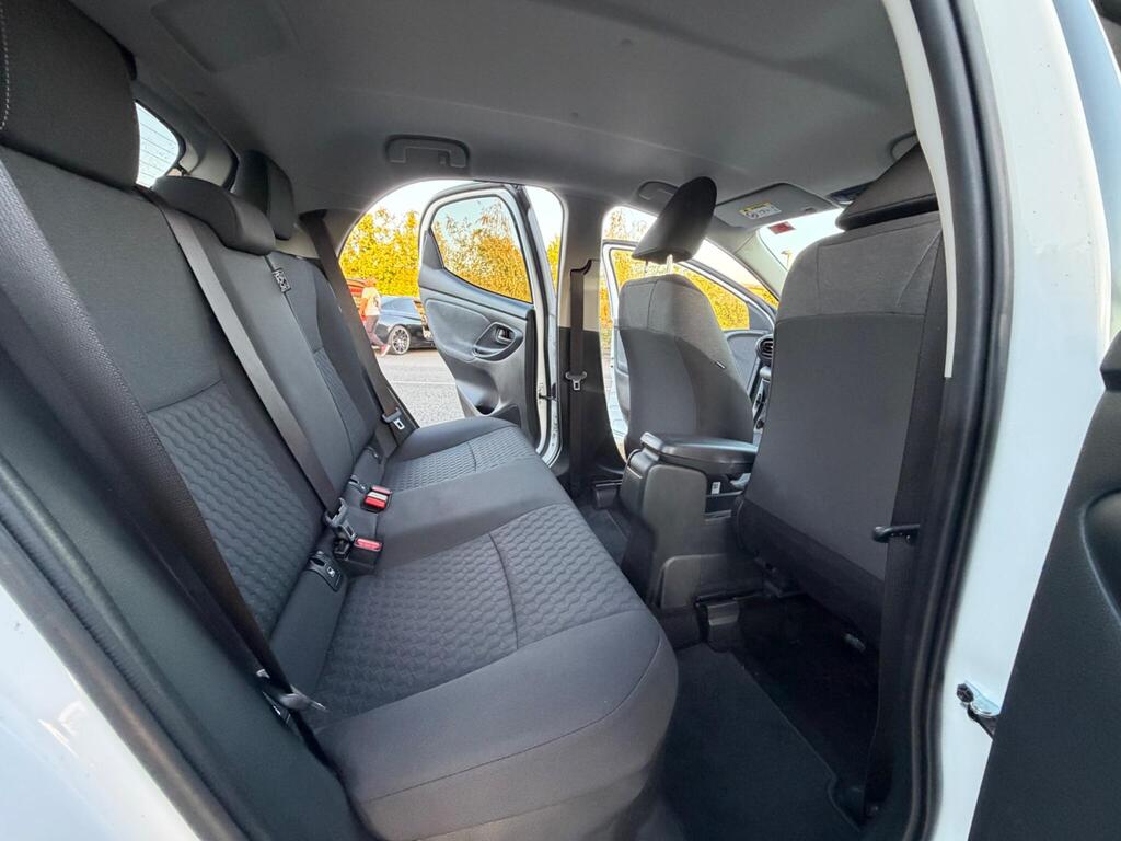 
								Toyota Yaris 1.5 VVT-h Design E-CVT Euro 6 full									