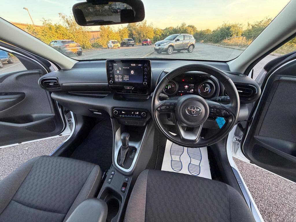 
								Toyota Yaris 1.5 VVT-h Design E-CVT Euro 6 full									
