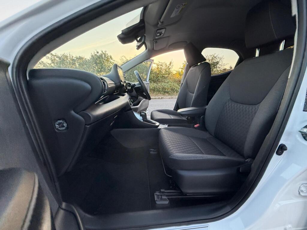 
								Toyota Yaris 1.5 VVT-h Design E-CVT Euro 6 full									