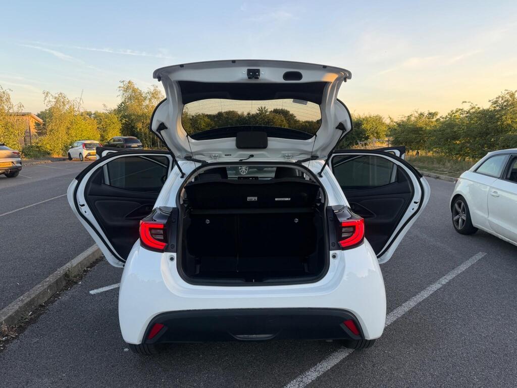 
								Toyota Yaris 1.5 VVT-h Design E-CVT Euro 6 full									