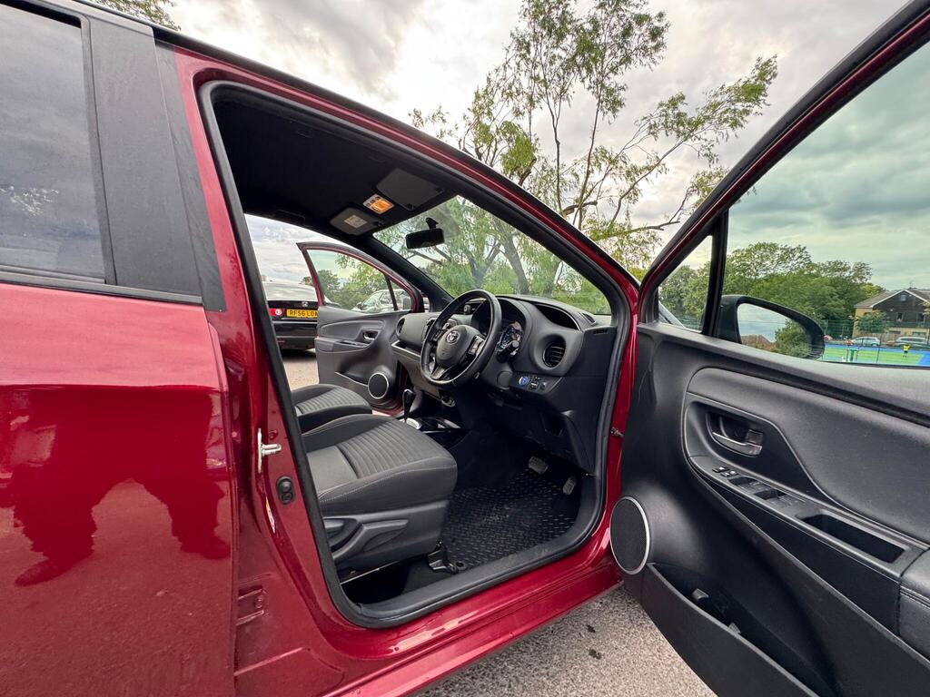 
								Toyota Yaris 1.5 VVT-h Design E-CVT Euro 6 full									